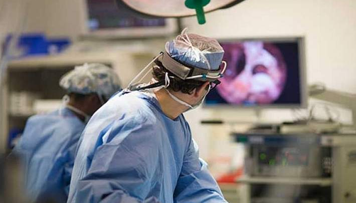在阿联酋，锁孔手术可以挽救患肿瘤的妇女