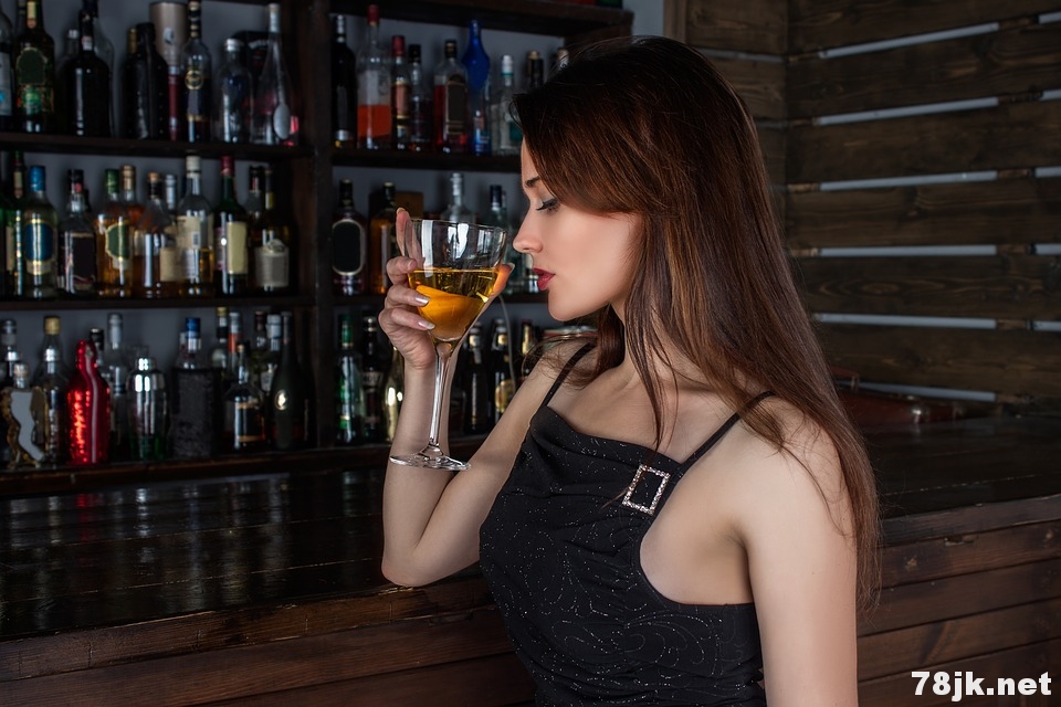 即使每天喝一点点酒也会对身体造成危害，少量饮酒并不健康