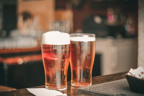 啤酒含有碳水化合物和电解质，这两种物质在长时间或高强度的运动过程中都会消耗殆尽