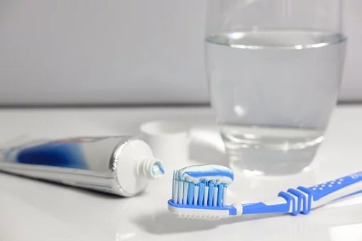 为什么我们每天要坚持刷牙_刷牙的目的和作用