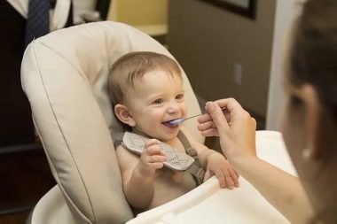 宝宝吐奶和溢奶：判断方法和对应措施