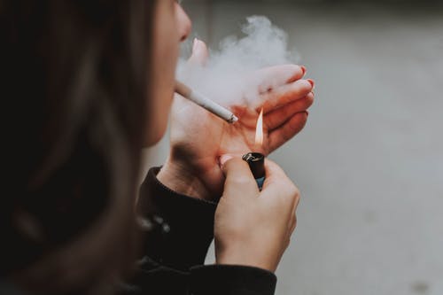 为什么那么多女人吸烟？女生吸烟的危害有多大？
