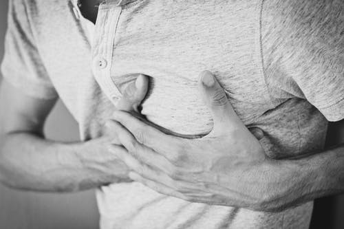 胸闷胸痛应该去医院吗 小心是这些疾病的症状