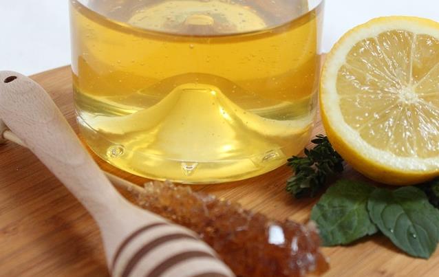 蜂蜜水的作用与功效_蜂蜜水的喝法时间和禁忌