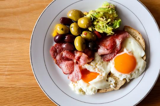 吃鸡蛋和牛奶能代替吃乳清蛋白吗？