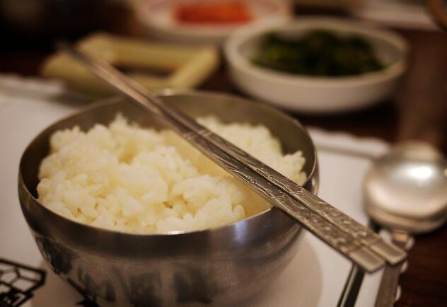 100g蒸米饭的热量、营养成分、营养价值和其它营养信息