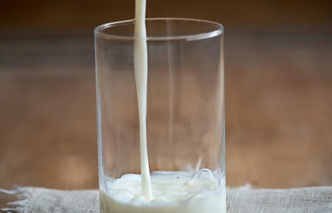 喝牛奶记住4个最佳时间（什么时间喝牛奶更好）