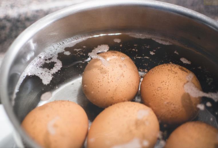 冷水煮鸡蛋几分钟全熟(冷水煮鸡蛋多久全熟)