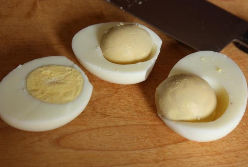 带壳煮熟的鸡蛋第二天能吃吗(带壳熟鸡蛋可以放几天能吃)